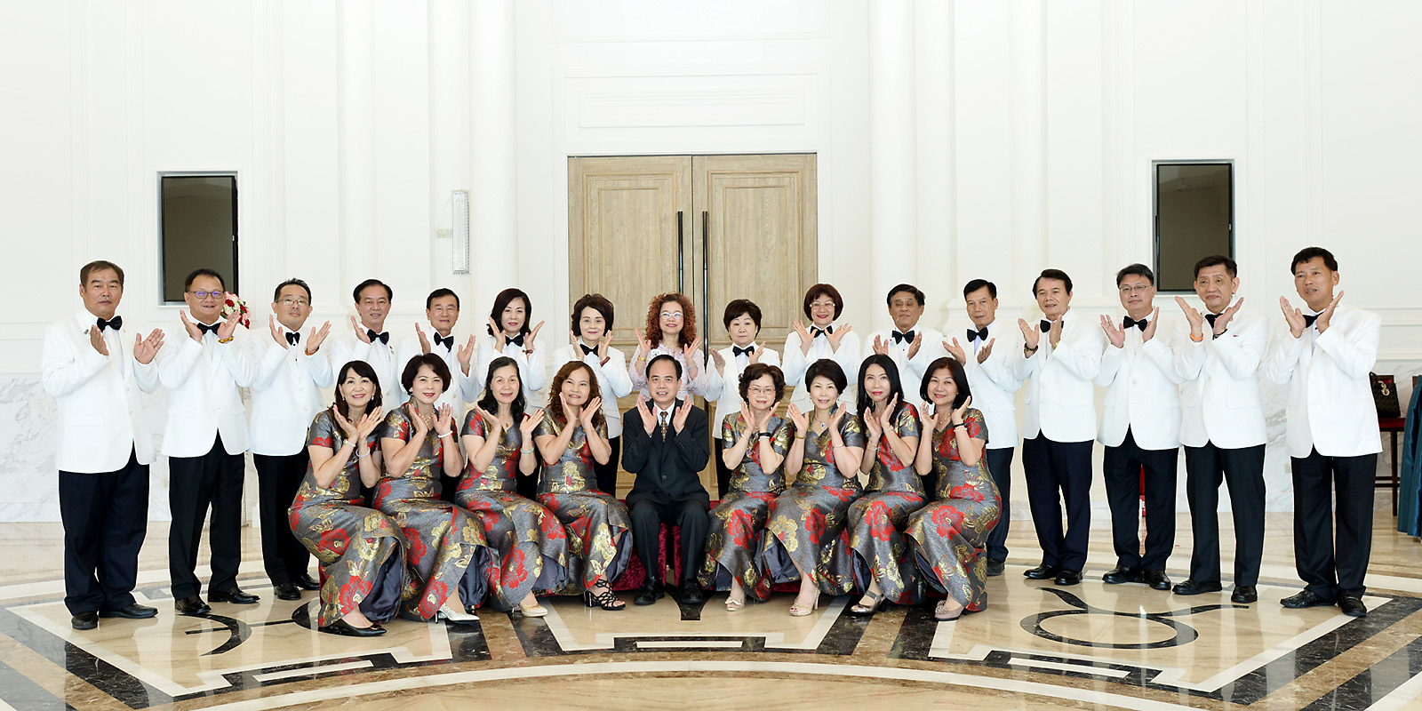 議長與15位總監暨夫人合影