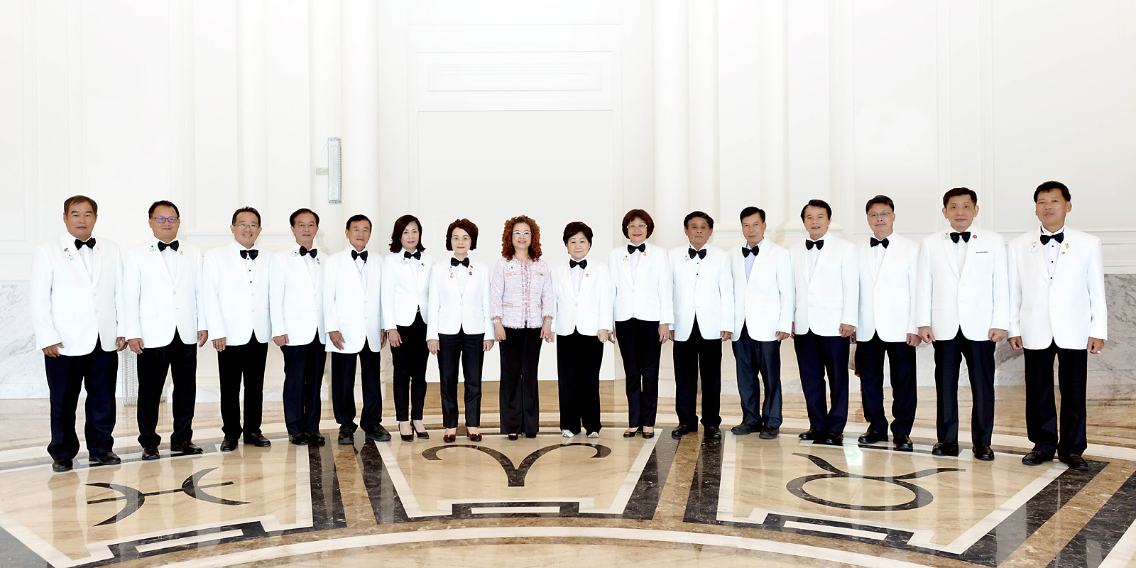 議長與15位總監合影